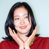 『トッケビ』女優キム・ゴウンがコレクションショーに登場！鮮やかな真っ赤なワンピースで視線を強奪【PHOTO】
