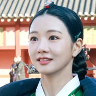 『素晴らしき新世界』女優イ・セヒ、麗しい韓服姿のオフショット公開！“大根演技のトップスター”役に絶賛の声