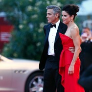 ジョージ・クルーニー（向かって左）とサンドラ・ブロック／ヴェネチア映画祭　(c) Getty Images
