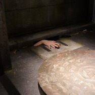 マンホールに棲むもの「ホラーにふれる展 －映画美術の世界－」