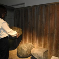 触れる岩「ホラーにふれる展 －映画美術の世界－」