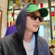 イ・ジョンソク、“恋人のIUに似てきた!?”スタッフに総額250万円超の純金ダイヤ＆ベビー服を太っ腹プレゼント！