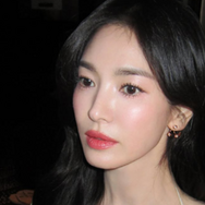 ソン・ヘギョの“儚げな美貌”にため息…仲良しの後輩女優ペ・スジも即「いいね」で反応【PHOTO】