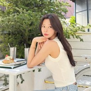 女優イ・ジュビン、花咲くテラスで美しさ全開！爽やかなカフェタイムに反響【PHOTO】