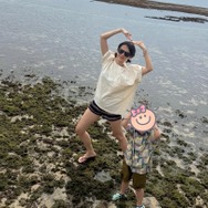 「どっちが子供？」ソン・イェジン、3歳の息子と海を満喫！“ヒョンビン目線”の旅行ショット【PHOTO】