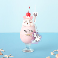 起きて～！古本屋のピーチスムージー　モモンガキーホルダー付き　1,760円税込 ©nagano ️©ナガノ / 2026「映画ちいかわ」製作委員会