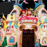 渋谷公園通り店　装飾イメージ　　　　　　　　　　　　　　　© Disney © 2026 Disney/Pixar. All Rights Reserved.