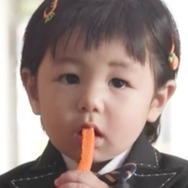 シム・ヒョンタクの愛息ハルくん、乗馬服姿で“赤ちゃん騎手”に変身！溢れるファンサービスも