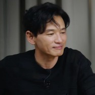 ファン・ジョンミンが“10歳若返った”!?イケオジすぎるビジュアルにファン騒然！