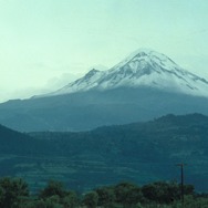 『火山のもとで』© COPYRIGHT, 1984 ITHACA ENTERPRISES, INC.