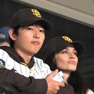 ソン・ジュンギ＆ケイティ夫妻、公の場に登場も…度を越えた“離婚”フェイクニュースが蔓延