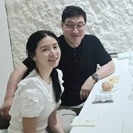 イ・ヨンエ夫婦の近況をキャッチ！20歳年上の夫同伴でディナーを楽しむ仲睦まじい姿