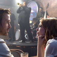 『ラ・ラ・ランド』（C）2017 Summit Entertainment, LLC. All Rights Reserved. Photo credit：EW0001：Sebastian（Ryan Gosling）and Mia（Emma Stone）in LA LA LAND.Photo courtesy of Lionsgate.