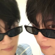 いたずらっぽさ全開！俳優ビョン・ウソク、サングラスからのぞく“無邪気な表情”が可愛すぎるっ【PHOTO】