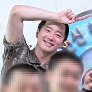 坊主頭でもイケメン！入隊中の俳優イ・ジュニョン、同期との愉快な“軍隊ショット”が話題！
