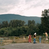 『Blue Heron/ブルーヘロン』© 2025 NINE BEHIND PRODUCTIONS LTD. BODDAH RIOTFILM KFT.