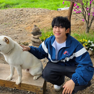 「どっちがワンちゃん？」チョン・ヘインの癒やしパワー全開なオフショットにファン悶絶！【写真】