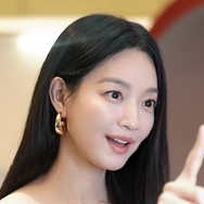 “リアル女神”女優シン・ミナの神々しい美貌に脱帽…「さらに美貌が覚醒中」【写真】