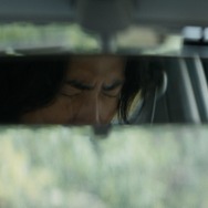 『見えない娘 THE INVISIBLES』ルームミラー越しの学の眉間アップ