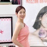 本当に妊婦中…!? パク・シネ、スリムすぎるドレス姿で“女神オーラ”全開！【写真】