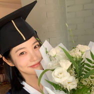 「入学から10年…」女優シン・イェウンがついに大学卒業！笑顔の卒業ショットに祝福の嵐【写真】