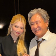 これが韓国版『マイ・インターン』の雰囲気！ハン・ソヒ、大先輩チェ・ミンシクの隣で輝く“圧倒的オーラ”【写真】