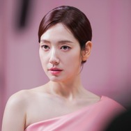 「本当に妊婦さん…？」出産目前の女優パク・シネが魅せた“歴代級”の清楚な美貌【写真】