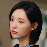 美しき「狂犬」誕生…！女優キム・ジウォン、漆黒の眼光で魅せる“冷徹ドクター”スチール初公開【写真】