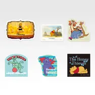 K賞 〈100エーカーの森〉フレークステッカー／© Disney. Based on the“Winnie the Pooh”works by A.A. Milne and E.H. Shepard.