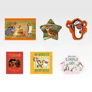 K賞 〈100エーカーの森〉フレークステッカー／© Disney. Based on the“Winnie the Pooh”works by A.A. Milne and E.H. Shepard.