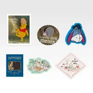 K賞 〈100エーカーの森〉フレークステッカー／© Disney. Based on the“Winnie the Pooh”works by A.A. Milne and E.H. Shepard.