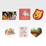K賞 〈100エーカーの森〉フレークステッカー／© Disney. Based on the“Winnie the Pooh”works by A.A. Milne and E.H. Shepard.