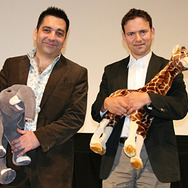『アース』舞台挨拶にてプロデューサーのソフォクレス・タシオリス（左）と、マーク・リンフィールド監督