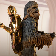 『スター・ウォーズ』 【プレミアム・フォーマット・フィギュア】チューバッカ＆C-3PO／170,000円（税込）