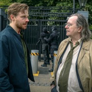 ジャック・ロウデン、ゲイリー・オールドマン　「窓際のスパイ」 (シーズン3, 2023)　写真：Everett Collection/アフロ