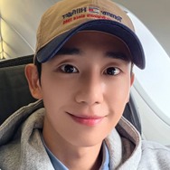 「本当にアラフォー!?」チョン・ヘイン、“少年美”あふれるキャップ姿にファン悶絶【写真】