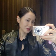 まるで時間が逆戻り？ソン・イェジン、鏡越しの自撮りで見せた“人形のような”美貌【写真】