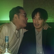 『藁にもすがる獣たち』©曽根圭介／講談社　©2026「藁にもすがる獣たち」製作委員会