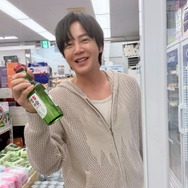 「アジアのプリンス」チャン・グンソクがスーパーで“焼酎探し”!?飾らない姿にキュン【写真】