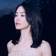「ルーヴルに飾るべき」女優ソン・ヘギョ、彫刻も嫉妬する“CG級”の女神ビジュアル【写真】