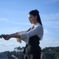 韓国映画デビューの女優・三吉彩花、衝撃の“血まみれ姿”を公開！『タチャ』で魅せるドーパミン全開カット