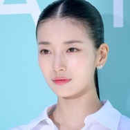 「国民の初恋」女優ペ・スジ、端正な“オールバック”で次元を超えた美貌更新中！