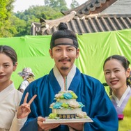 劇中とは正反対の無邪気な笑顔！日本でもTOP10入りの『スキャンダル』、和気あいあいとした撮影現場の裏側【写真】