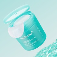 拭き取るだけの1ステップで、テカリ・汚れをすっきりオフ！「medicube （メディキューブ）」から「アゼライン酸セバムバランシングパッド」新発売！