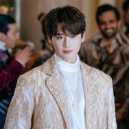 「顔面国宝の出撃！」俳優イ・ジョンソク、マンガから飛び出した“リアル王子様”ビジュアルで魅了【写真】