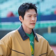 キム・ウビンが4年ぶりにテレビドラマ復帰！高校野球部の監督に扮する新作『ギフト』のスチール初公開