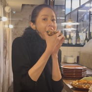 “健康不安説”をはねのけ、豪快なピザモッパン！女優コ・ヒョンジョンがお茶目な近況を届ける【写真】
