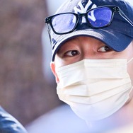 軍服務中の俳優イ・ジェウク、釜山国際映画祭をサプライズ訪問！帽子＆マスクでも隠せないオーラ