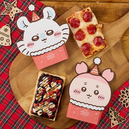 モモンガと古本屋のワンハンドピザ各1,600円　「ちいかわクリスマスマーケット」