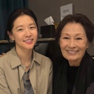 『チャングム』女優イ・ヨンエ、84歳の名女優キム・ヘジャと暖かく手を握り合う“笑顔ショット”を公開！【写真】